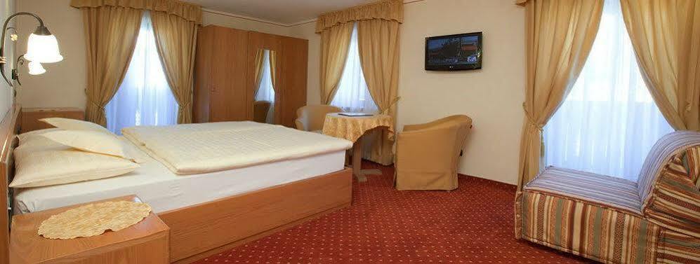 Hotel Ristorante Cassana Ливиньо Екстериор снимка